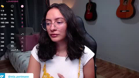 Snapshot of miaportman chatting on January 4, 9:10 am MIAPORTMANN online show from January 4, 9:10 am