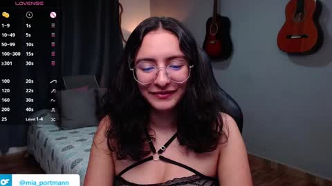 Snapshot of miaportman chatting on December 27, 9:28 am MIAPORTMANN online show from December 27, 9:28 am