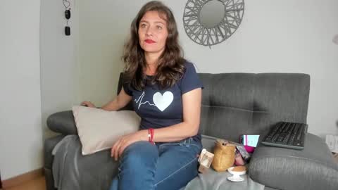 Snapshot of milf_darling chatting on January 14, 1:58 am Victoria  online show from January 14, 1:58 am