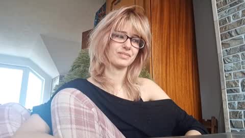 Molly online show from April 8, 1:02 pm