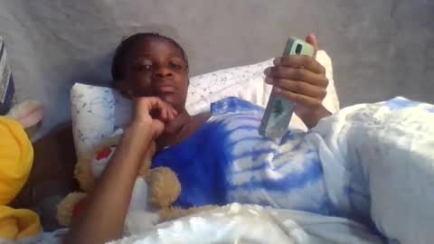 miss_belllo online show from February 9, 6:05 pm