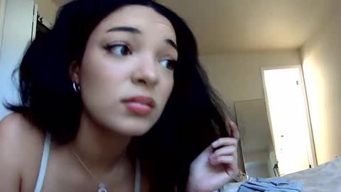 Snapshot of missbee3333 chatting on October 8, 8:13 pm missbee3333 online show from October 8, 8:13 pm