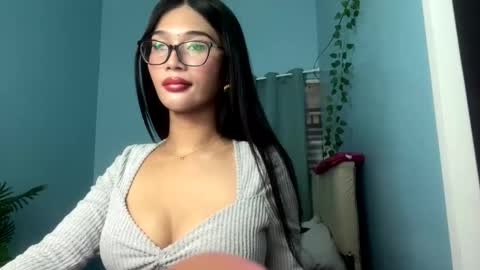 missminervaa online show from October 4, 4:44 pm