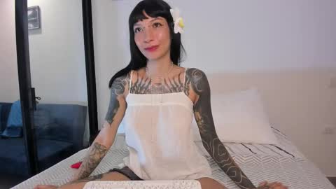 misticred online show from February 3, 11:40 pm