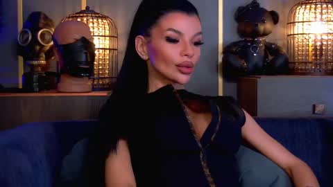 Elenia online show from April 17, 1:02 pm