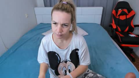 Snapshot of mmmmmargo chatting on October 22, 7:35 am Margo online show from October 22, 7:35 am