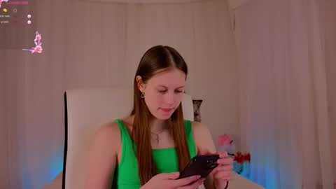 Snapshot of mol1y_kitten chatting on October 21, 9:41 pm Molly online show from October 21, 9:41 pm