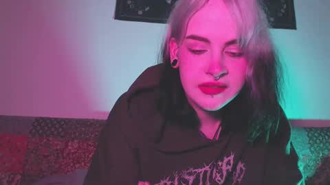 Molly Crow online show from February 9, 10:00 pm