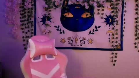 molly_kisss online show from July 4, 9:05 am