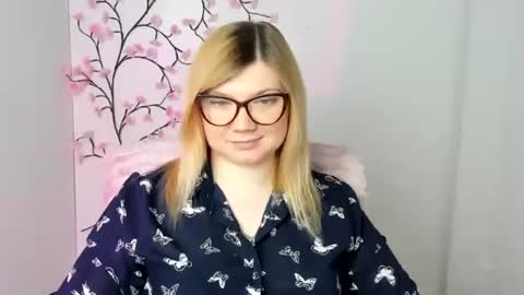 Molly online show from April 1, 11:44 am