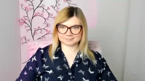 Molly online show from April 1, 1:41 pm