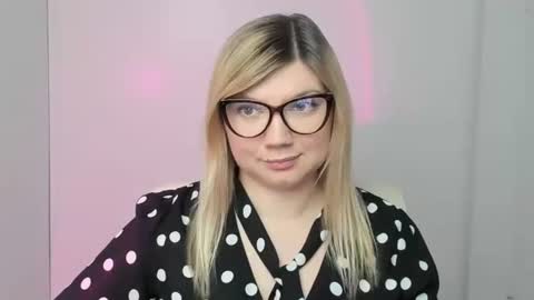 Snapshot of molly_moree chatting on October 22, 12:10 pm Molly online show from October 22, 12:10 pm