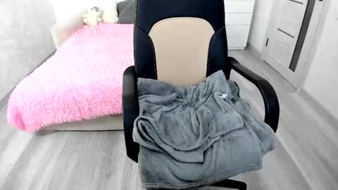 Snapshot of molly_sweetbaby chatting on October 10, 12:21 pm Ill tell you when were private online show from October 10, 12:21 pm