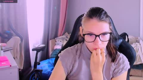  KIRA  online show from April 27, 3:03 am