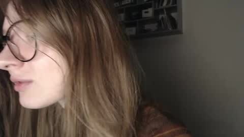 Snapshot of mollytucker chatting on March 5, 3:40 pm mollytucker online show from March 5, 3:40 pm