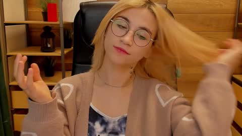 Snapshot of moon13152 chatting on January 8, 9:23 pm Katrin online show from January 8, 9:23 pm
