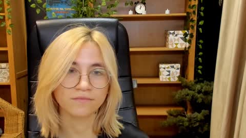 Snapshot of moon13152 chatting on December 26, 9:15 pm Katrin online show from December 26, 9:15 pm