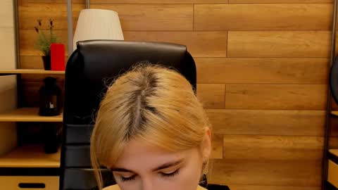 Snapshot of moon13152 chatting on January 10, 9:10 pm Katrin online show from January 10, 9:10 pm