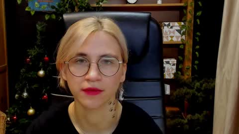 Snapshot of moon13152 chatting on December 15, 4:26 pm Katrin online show from December 15, 4:26 pm