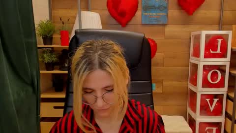 Snapshot of moon13152 chatting on February 25, 4:35 pm Katrin online show from February 25, 4:35 pm