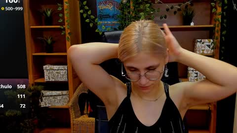 Snapshot of moon13152 chatting on December 8, 2:49 am Katrin online show from December 8, 2:49 am