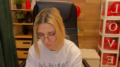 Snapshot of moon13152 chatting on February 20, 4:03 pm Katrin online show from February 20, 4:03 pm
