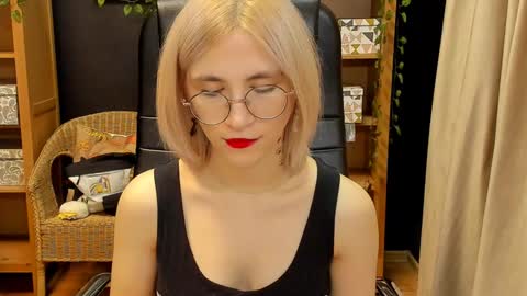 Snapshot of moon13152 chatting on December 5, 9:06 pm Katrin online show from December 5, 9:06 pm