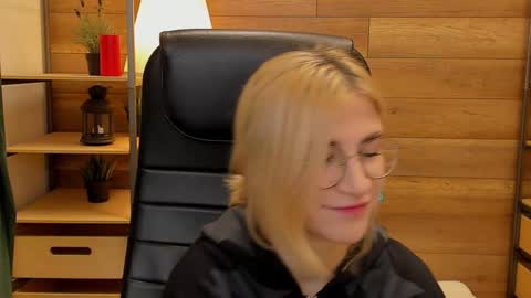 Snapshot of moon13152 chatting on January 11, 9:57 pm Katrin online show from January 11, 9:57 pm