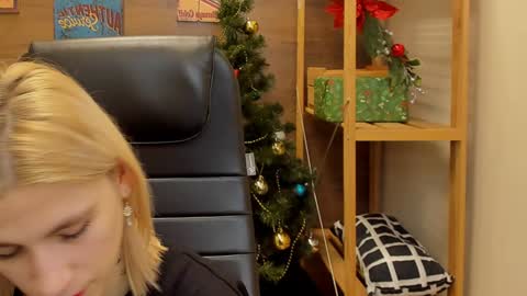 Snapshot of moon13152 chatting on December 24, 9:11 pm Katrin online show from December 24, 9:11 pm