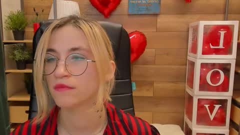 Snapshot of moon13152 chatting on February 19, 2:01 am Katrin online show from February 19, 2:01 am