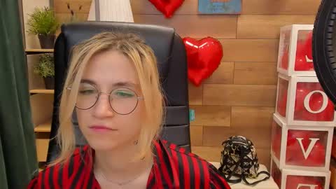 Snapshot of moon13152 chatting on February 18, 3:54 pm Katrin online show from February 18, 3:54 pm