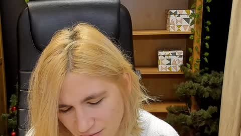 Snapshot of moon13152 chatting on December 25, 9:22 pm Katrin online show from December 25, 9:22 pm