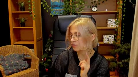 Snapshot of moon13152 chatting on December 10, 3:01 pm Katrin online show from December 10, 3:01 pm