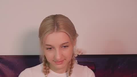 moonliora online show from November 30, 7:40 pm