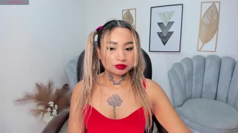 mystic_nova_ online show from April 16, 11:32 am