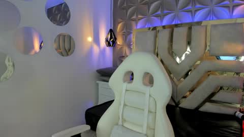 Snapshot of nahia_low chatting on December 19, 2:34 am  Valeria  online show from December 19, 2:34 am