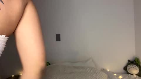 nahomy online show from April 16, 1:00 pm