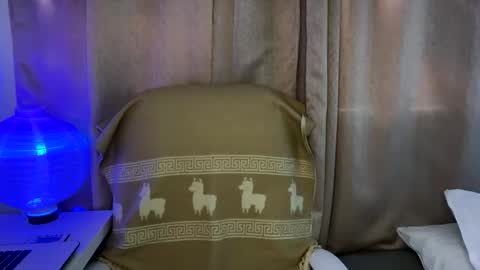 nahomy online show from January 15, 1:39 pm