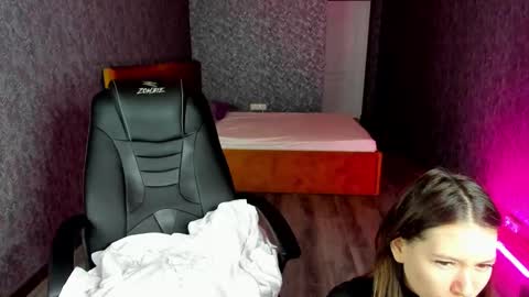 Snapshot of nicole_charm chatting on December 25, 12:37 am GMT7TueWedThSu 0300am-0900am. Sa 1000am-0400pm online show from December 25, 12:37 am
