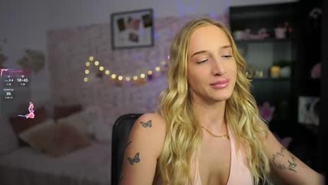 nicolette__shea_ online show from February 20, 9:11 am