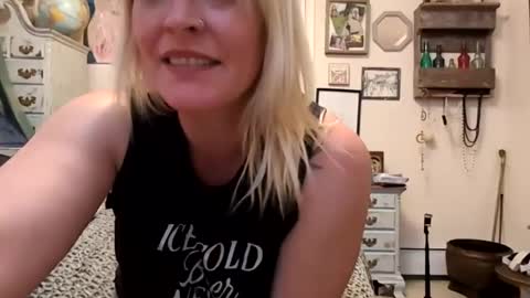 nikki32313 online show from May 6, 3:10 am
