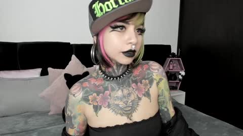 Snapshot of nikkiramone chatting on December 4, 10:02 am Nikki Ramone online show from December 4, 10:02 am