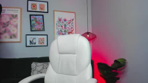 Nina online show from February 15, 10:00 pm