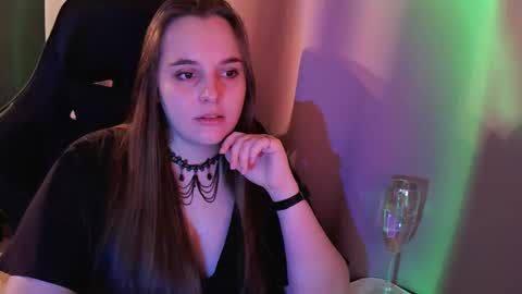 noir_ember_ online show from October 29, 2:09 pm