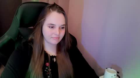 noir_ember_ online show from November 16, 1:44 pm