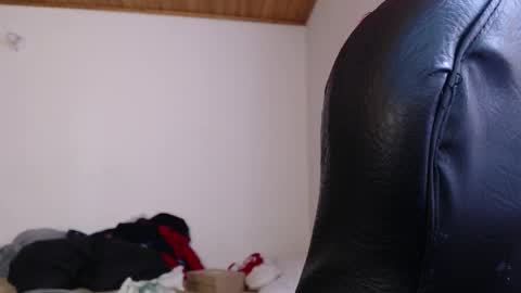 noreen_ online show from December 5, 7:26 pm