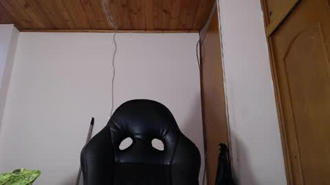 noreen_ online show from April 16, 9:25 pm