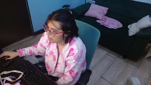 ohmysqueak online show from June 28, 12:17 am