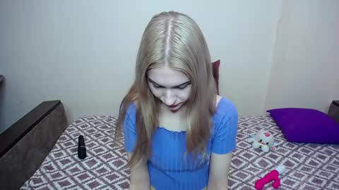 olivia_graceee online show from March 4, 8:35 am