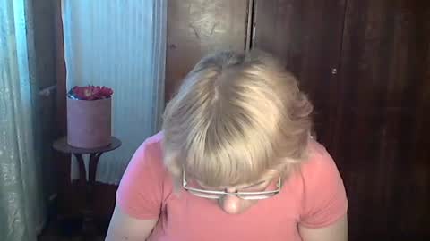 Olivia Mia online show from August 4, 2:01 pm